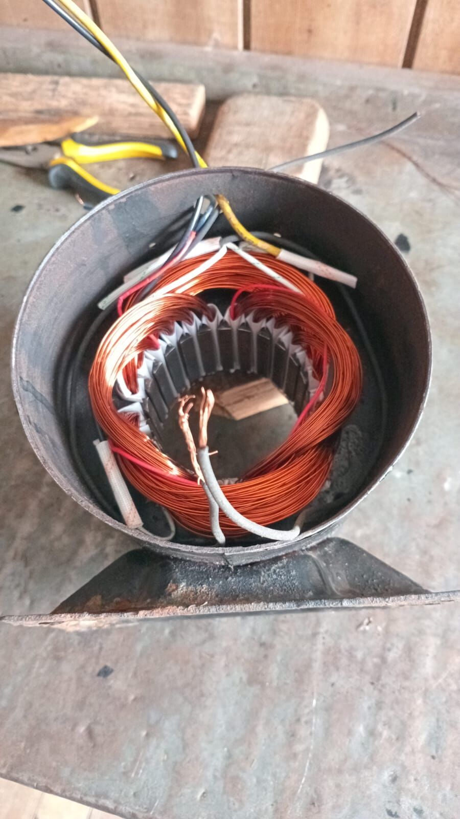 Desmontagem de bomba d'água para diagnóstico técnico na oficina da ZN Motores Elétricos